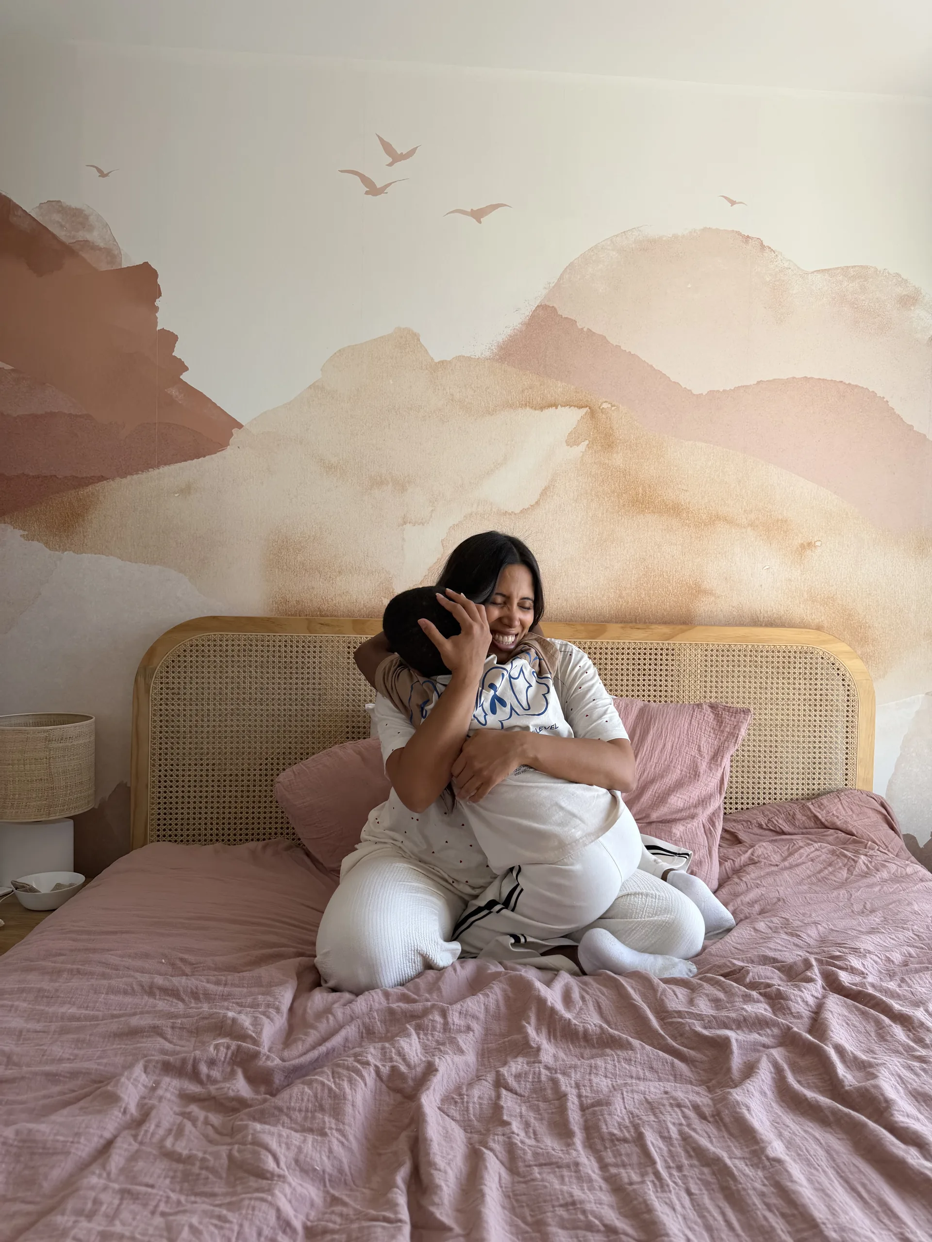 Élodie Da Silva lève quatre doigts face caméra pour présenter 4 alternatives au chantage avec les enfants