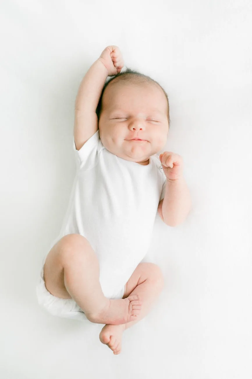 Bébé endormi paisiblement dans son lit