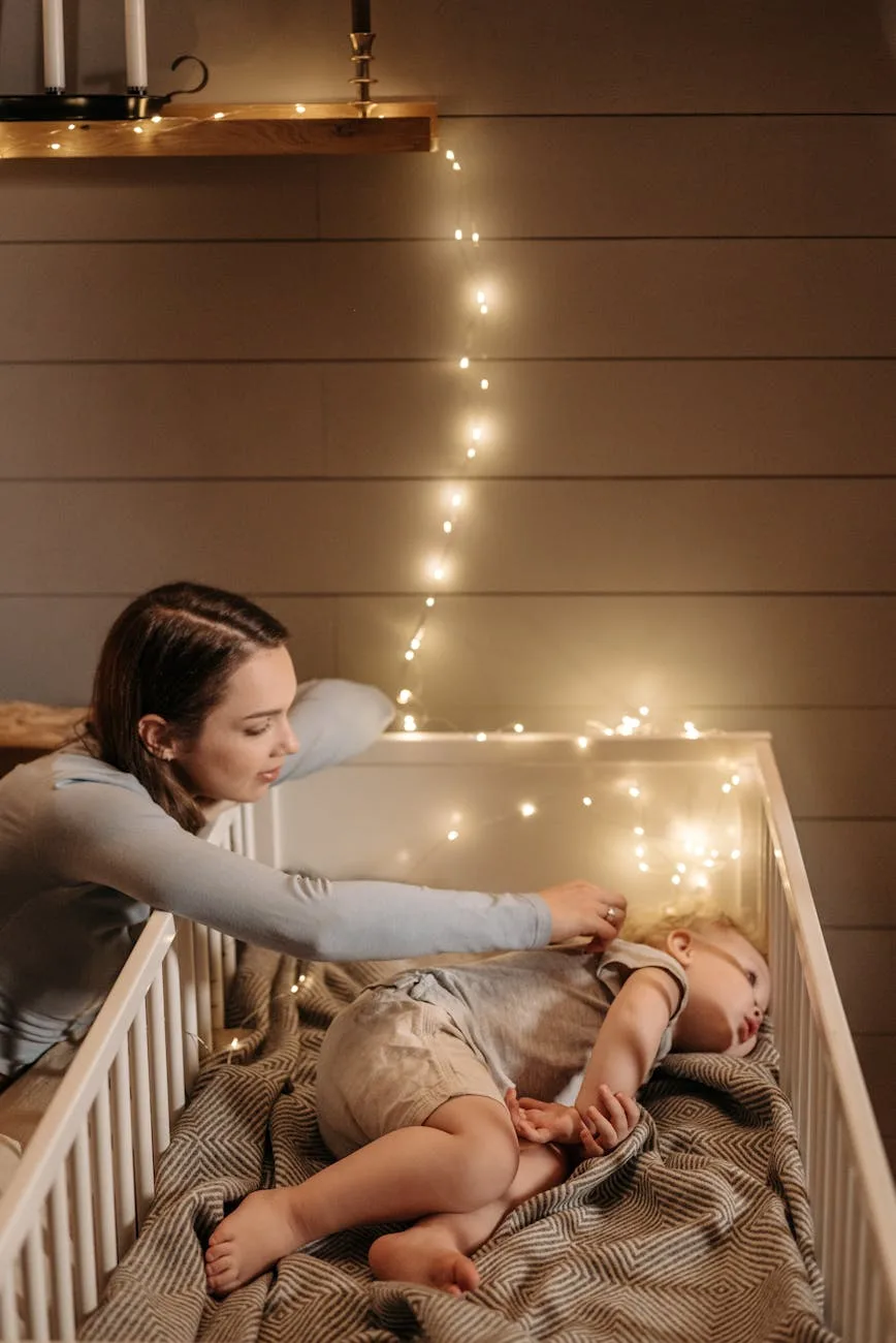 Parent posant doucement bébé dans son berceau le soir